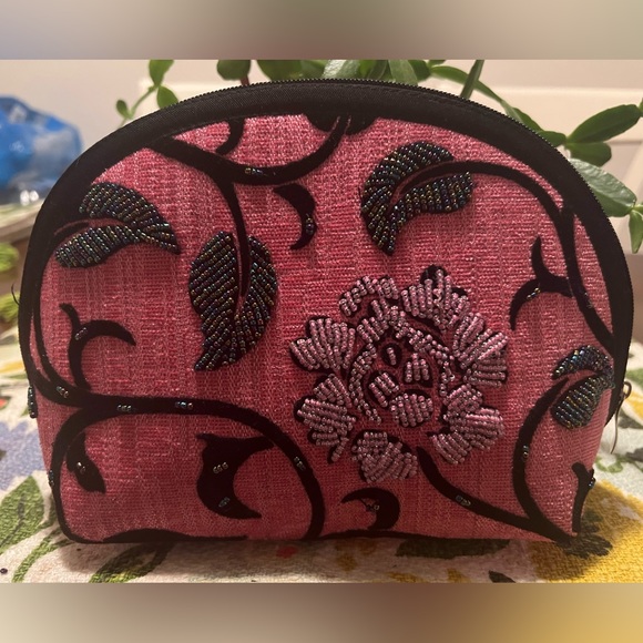 Pretty,Stylish.Unique Pouch - Picture 3 of 4